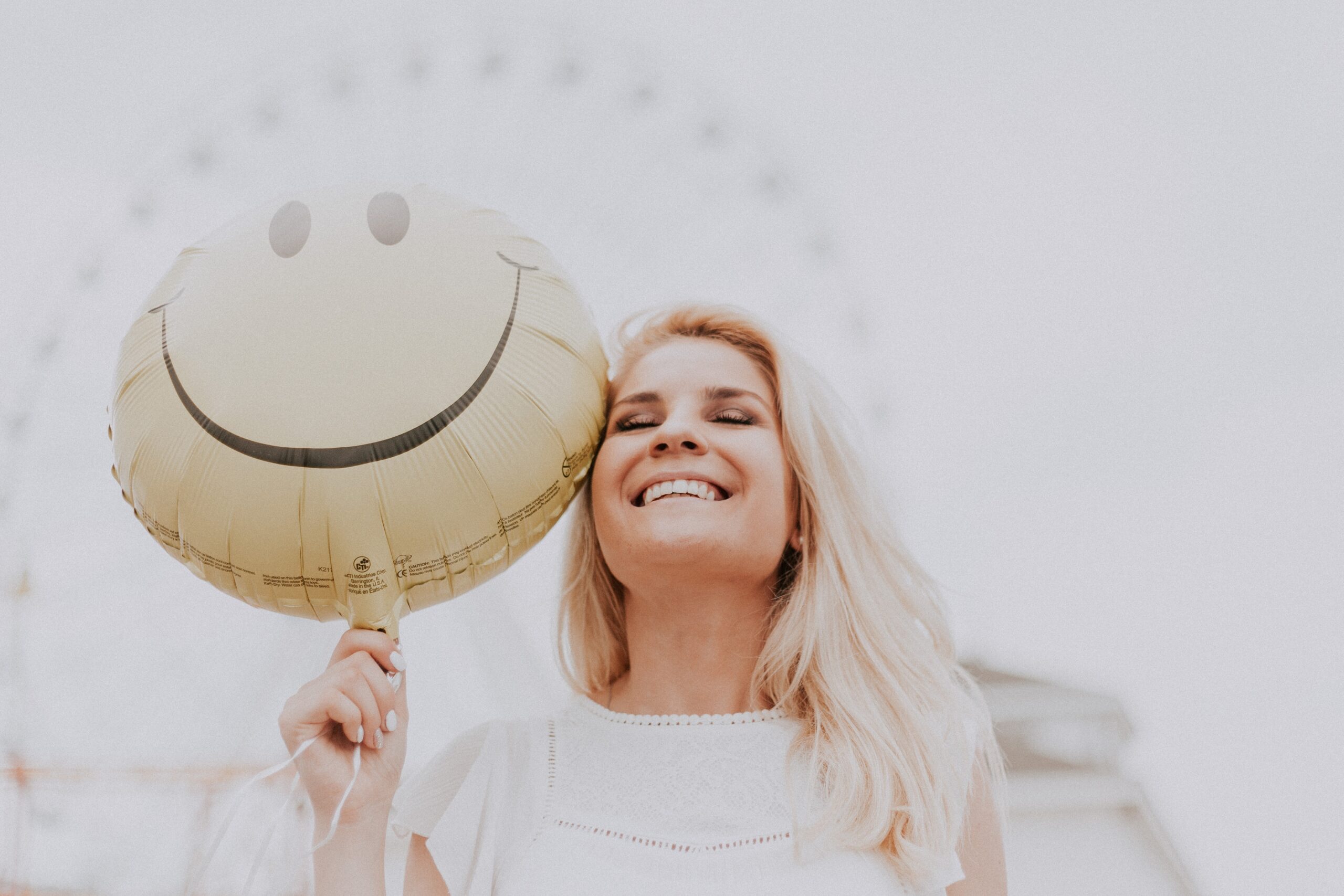 woman-with-balloon-smiling