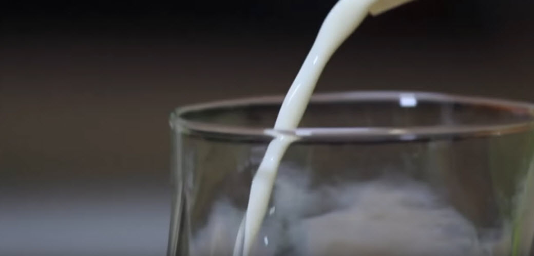 Susu murni dituang ke gelas