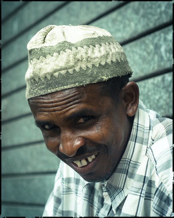 Cheerful-senior-black-man-with-bad-teeth-smiling-at-the-camera