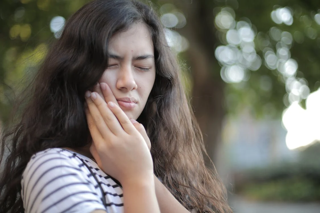 women suffering an intense toothache